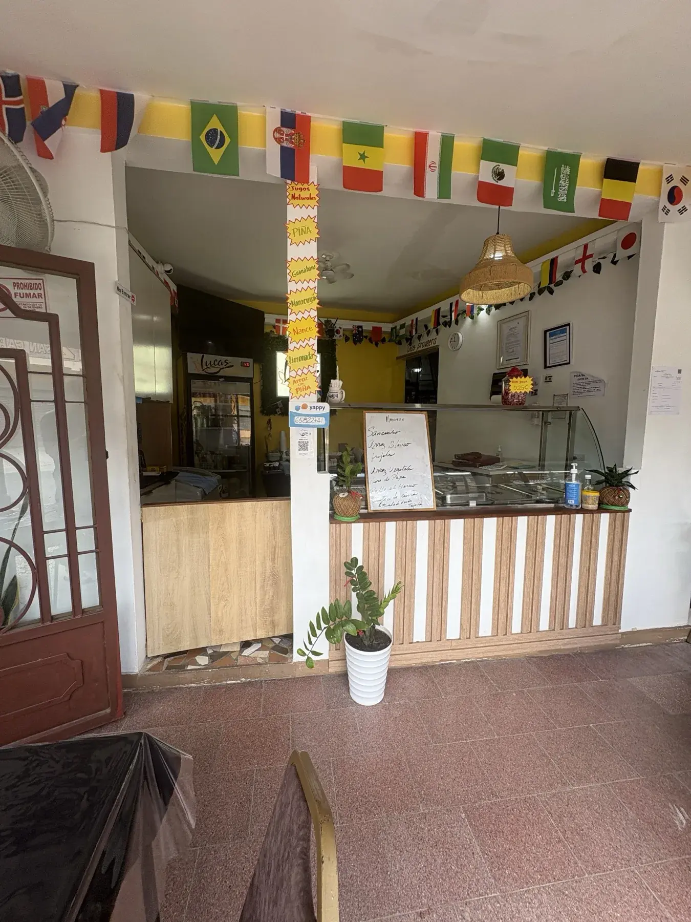 Mostrador y menú del día de Lucas Comida Criolla en San Carlos