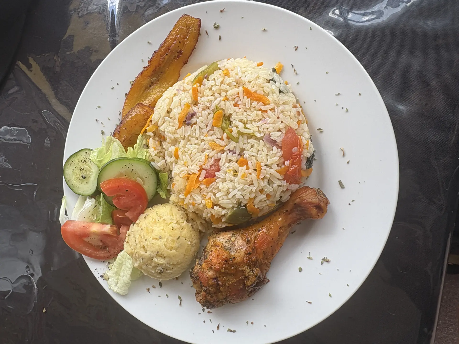 Plato de pollo al horno con arroz de vegetales, maduro, ensalada y puré de papa — Lucas Comida Criolla
