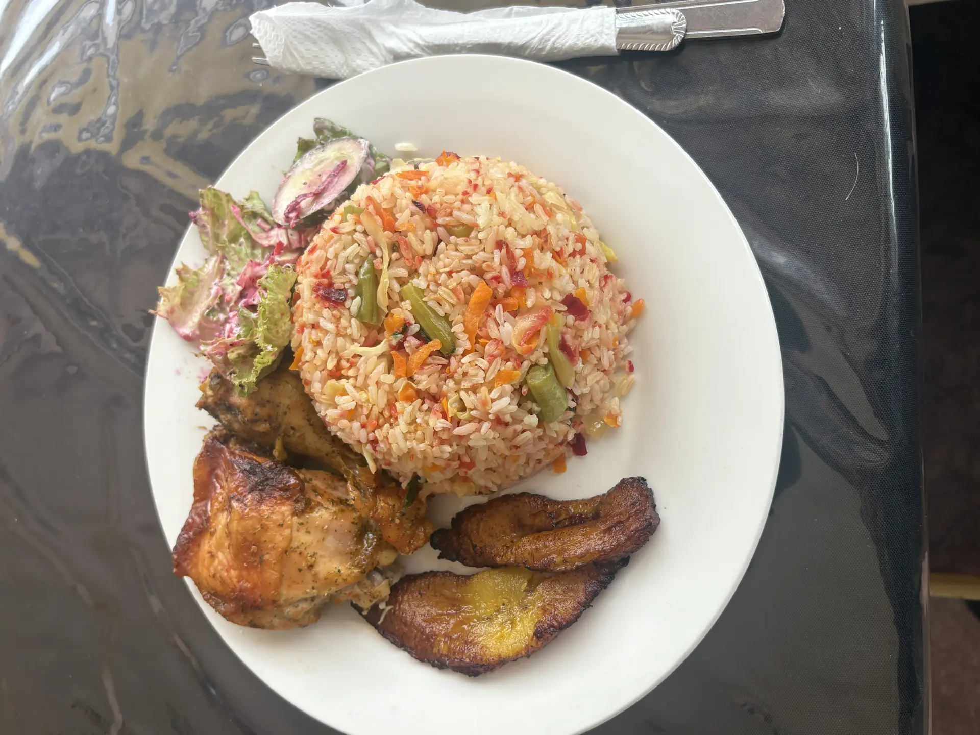 Pollo al horno con arroz de vegetales, maduro y ensalada — Lucas Comida Criolla