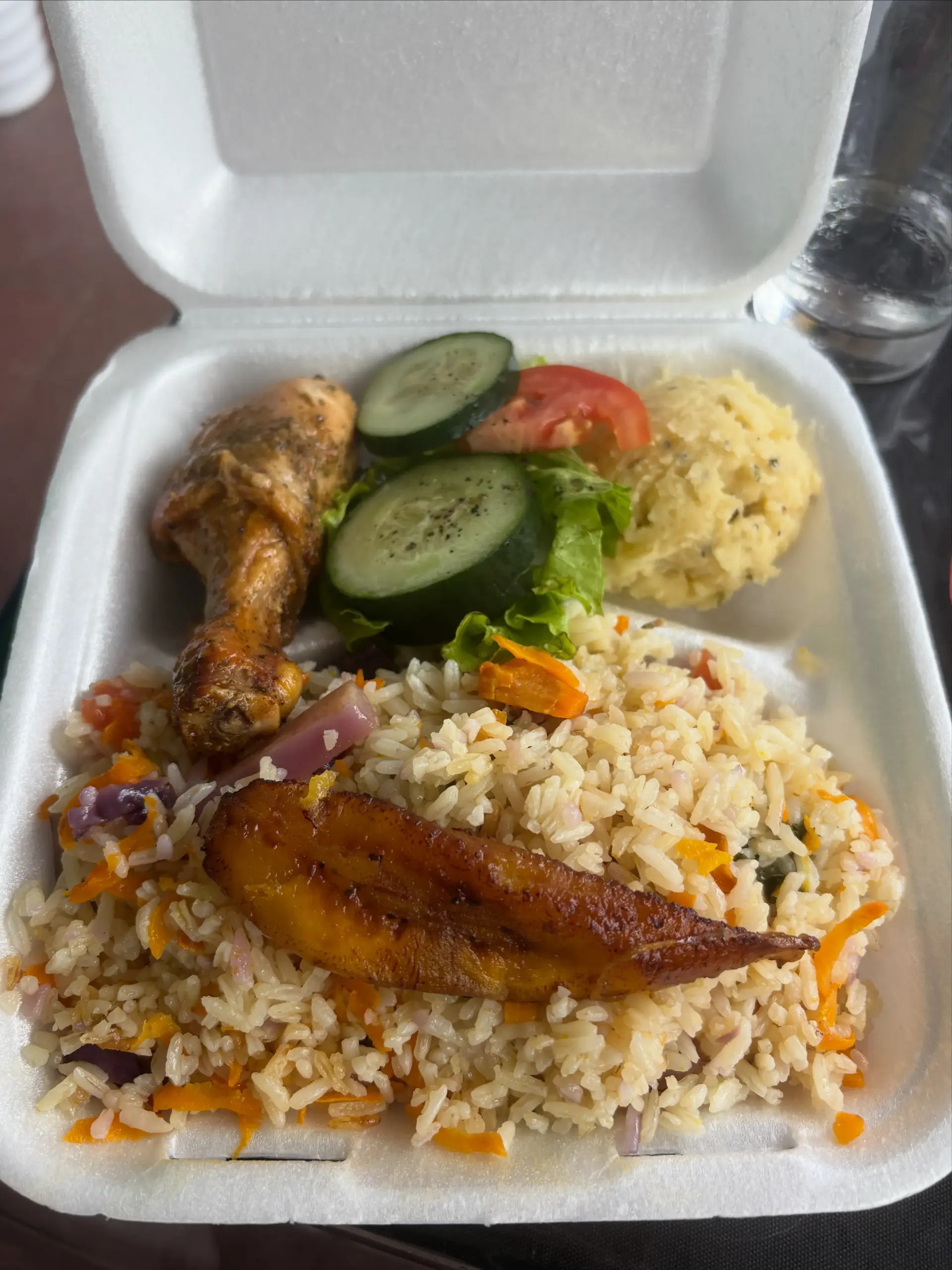 Plato para llevar: pollo, arroz, ensalada y puré de papa — Lucas Comida Criolla