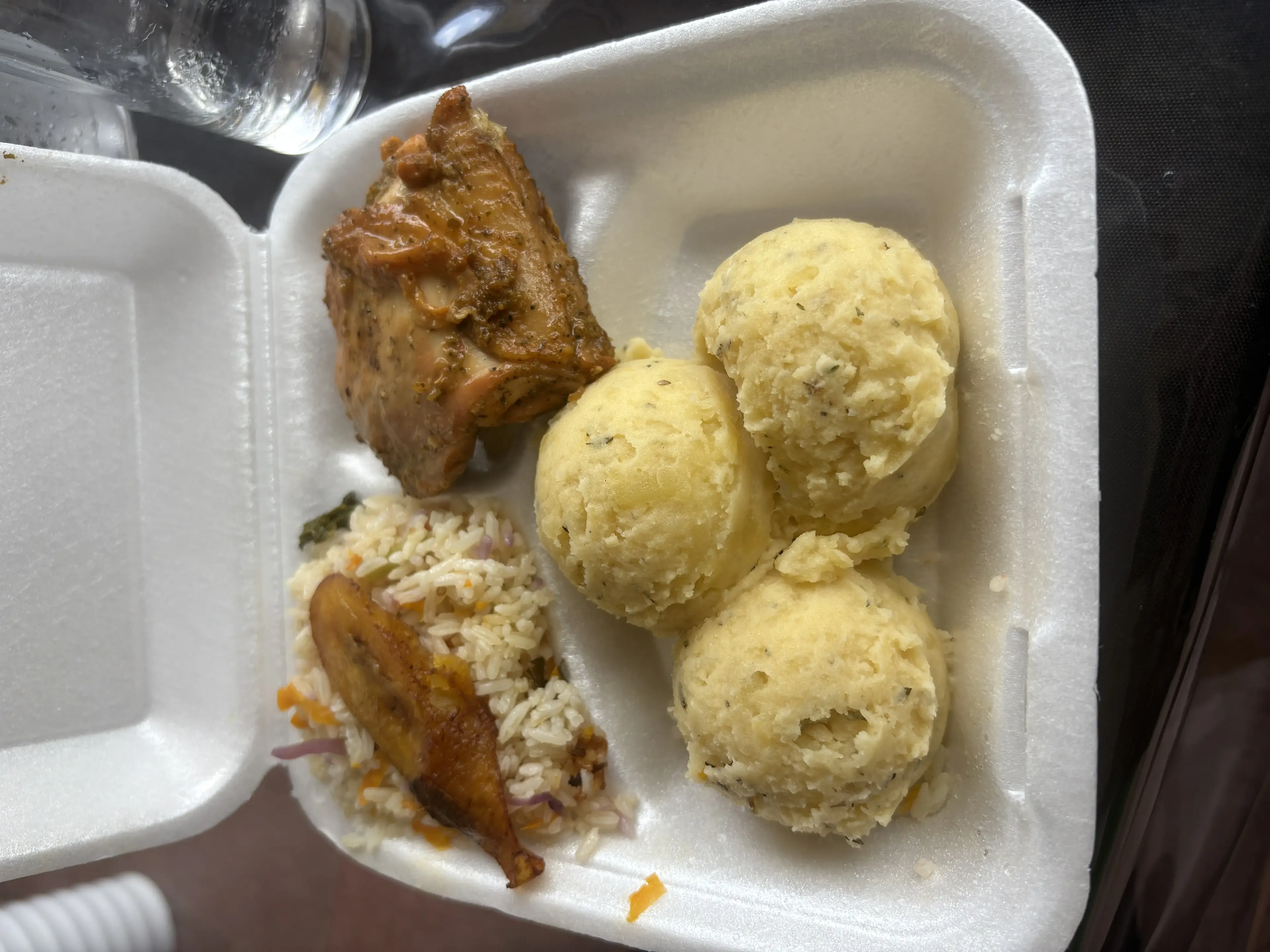 Plato para llevar: pollo, arroz, ensalada y puré de papa — Lucas Comida Criolla