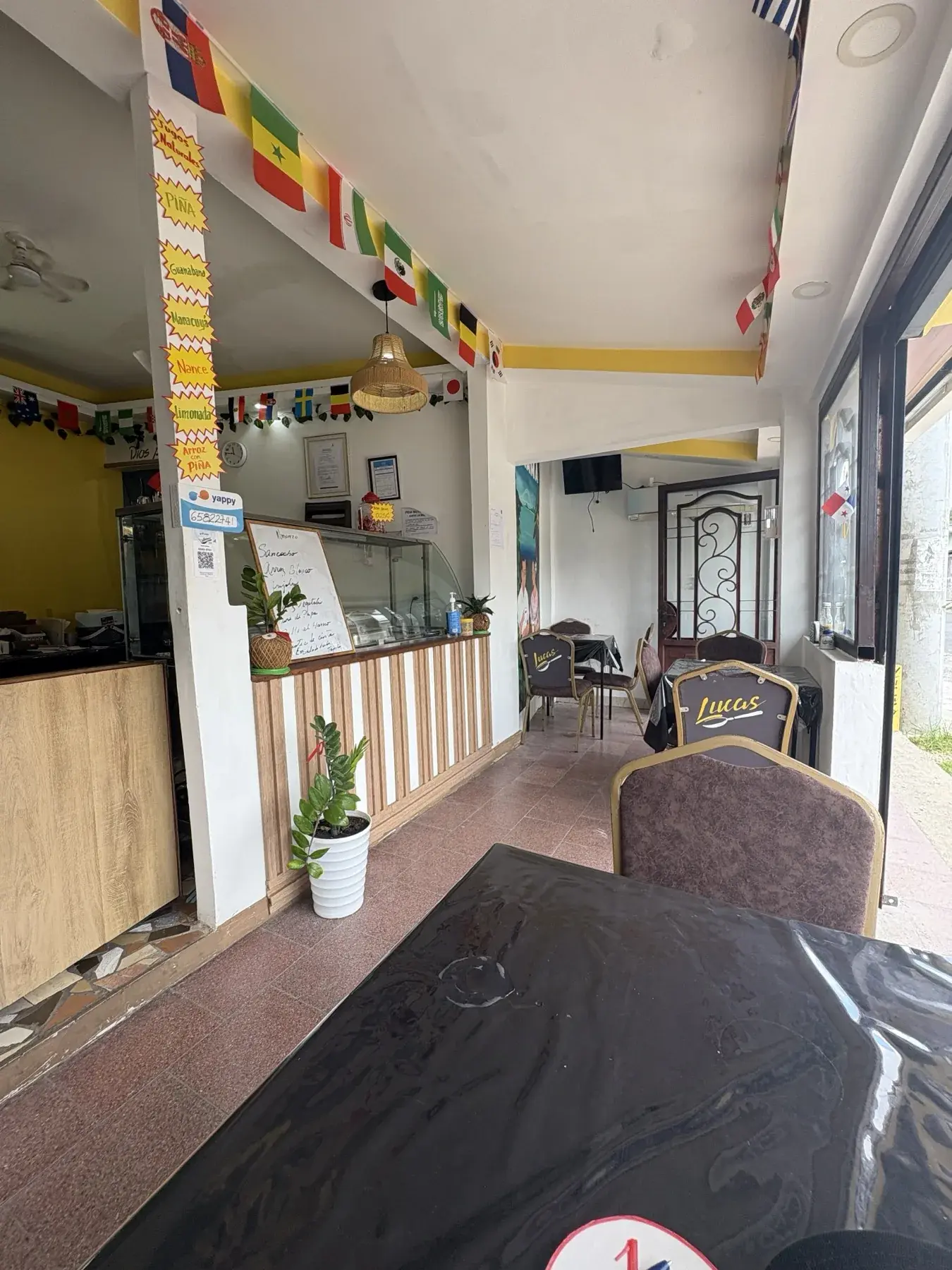 Interior y área de mesas de Lucas Comida Criolla en San Carlos